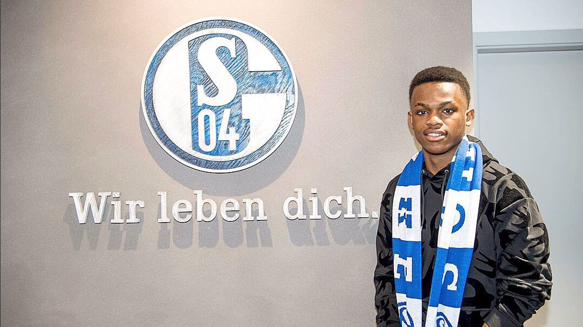 他在任何比 他在任何比